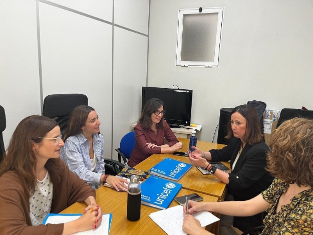 La regidora Aroa Mira i tècnics municipals en la reunió amb UNICEF a València
