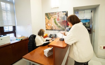 Personal del departament de Tributs atès un ciutadà