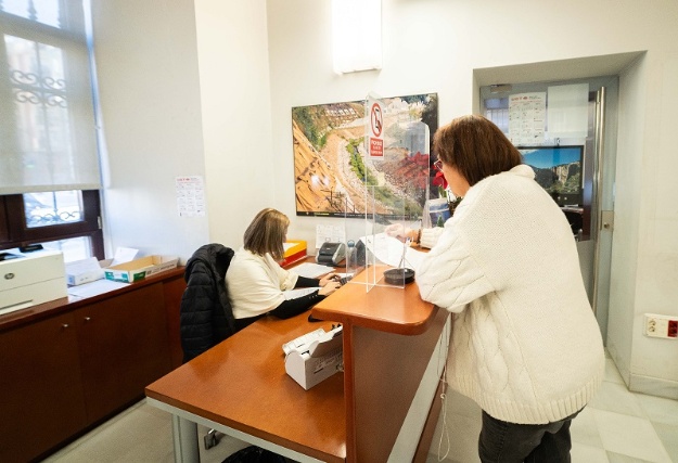 Personal del departament de Tributs atès un ciutadà