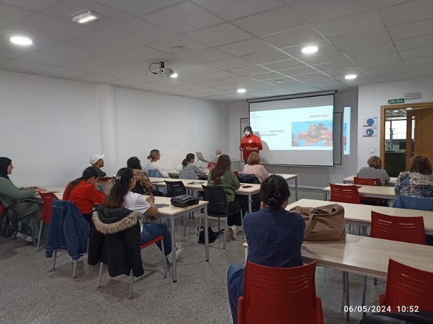 Alumnado atento a las explicaciones en uno de los talleres de 2024