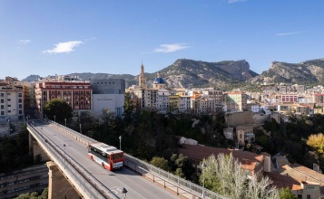 Autobus urbà fent un recorregut en Alcoi