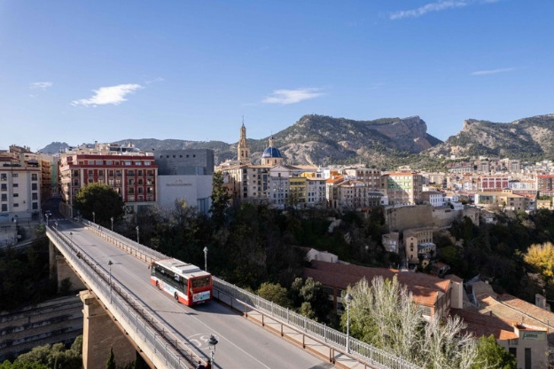 Autobus urbà fent un recorregut en Alcoi