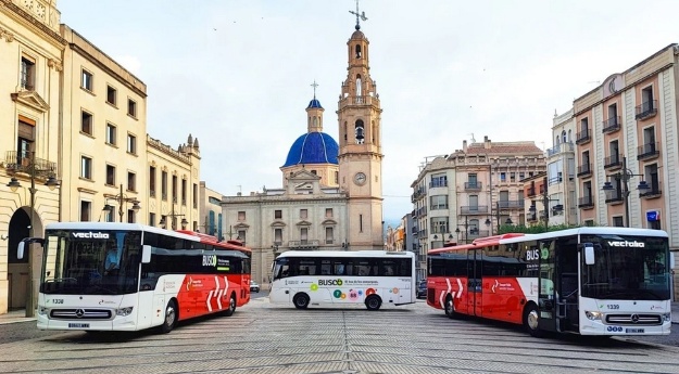 Autobusos del nou servei en la Plaça d'Espanya