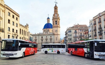 Autobusos del nou servei en la Plaça d'Espanya