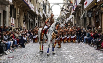 Cap batedor d'una esquadra especial desfilant pel carrer de Sant Nicolau en l'Entrada de Cristians