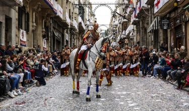 Cap batedor d'una esquadra especial desfilant pel carrer de Sant Nicolau en l'Entrada de Cristians