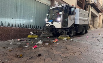 Camió de neteja realitzan tascques de treball en mig Any