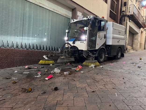 Camió de neteja realitzan tascques de treball en mig Any