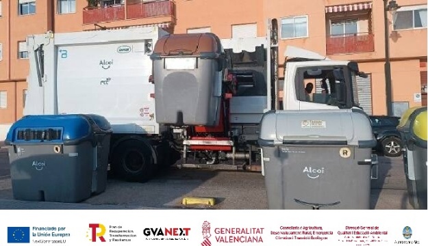 Camió de recollida carregant un contenidor de fem