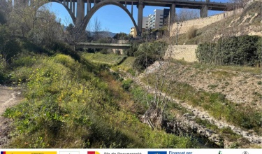 Llit del riu Barxell, on es desenvoluparan les actuacions licitades. Al fons, el pont de Sant Jordi
