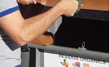 Ciutadà fent ús del contenidor de residus orgànics