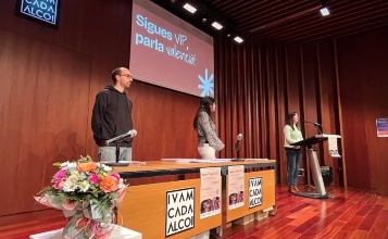 La regidora Teresa Sanjuán i la tècnica del departament en la clausura de la campanya SOM VIPS