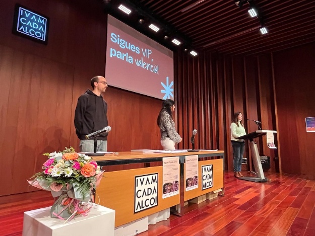 La regidora Teresa Sanjuán i la tècnica del departament en la clausura de la campanya SOM VIPS