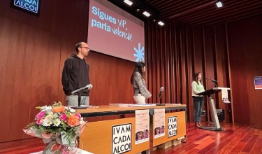 La regidora Teresa Sanjuán i la tècnica del departament en la clausura de la campanya SOM VIPS
