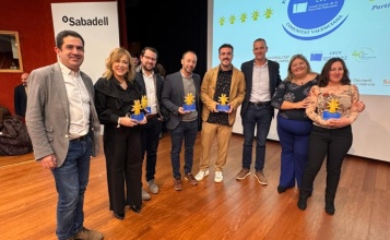 Toni Francés i Alberto Belda amb l’equip docent del Col·legi Salesià Sant Vicent Ferrer