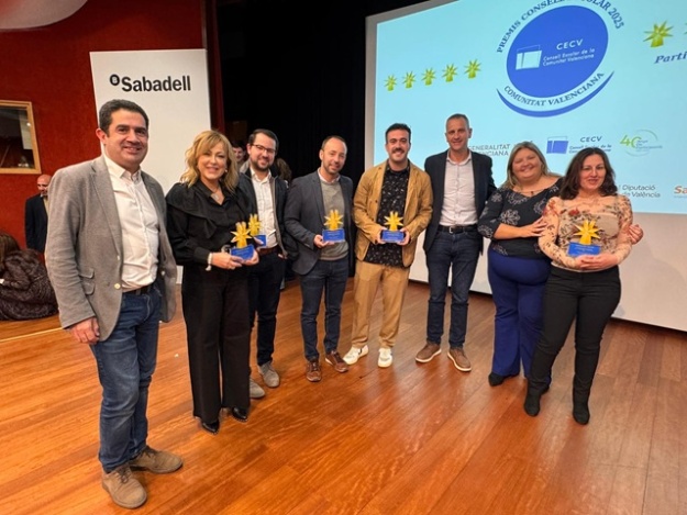 Toni Francés i Alberto Belda amb l’equip docent del Col·legi Salesià Sant Vicent Ferrer