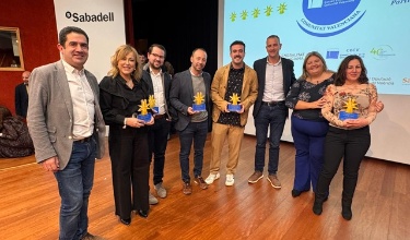 Toni Francés y Alberto Belda con el equipo docente del Colegio Salesiano San Vicente Ferrer