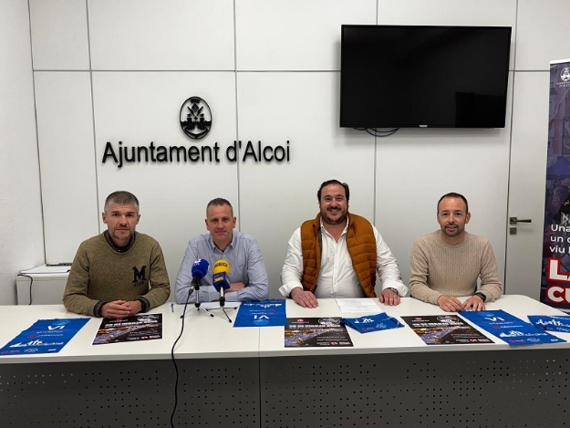 El concejal Alberto Belda y los miembros de la organización Cross Nocturno en la rueda de prensa