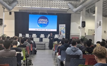 L'Àgora, plena d'assistents a la jornada, i el regidor Alberto Belda durant la seua intervenció