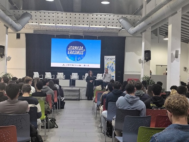 L'Àgora, plena d'assistents a la jornada, i el regidor Alberto Belda durant la seua intervenció