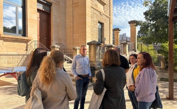 El regidor Alberto Belda reunit amb l'alumnat mediador en l'exterior del Centre Cervantes Jove