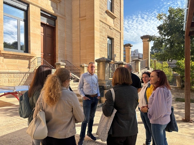 El regidor Alberto Belda reunit amb l'alumnat mediador en l'exterior del Centre Cervantes Jove