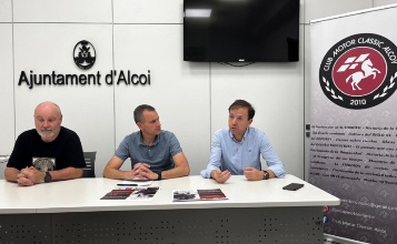 El regidor Alberto Belda i membres del Club Motor Classic Alcoy en roda de premsa