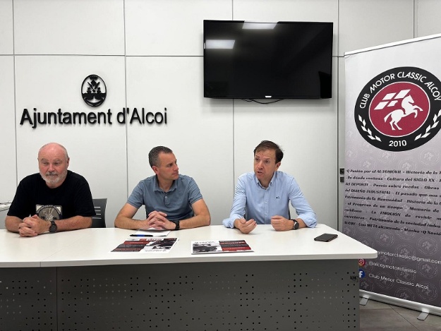 El regidor Alberto Belda i membres del Club Motor Classic Alcoy en roda de premsa