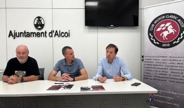 El regidor Alberto Belda i membres del Club Motor Classic Alcoy en roda de premsa
