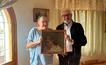 El regidor Ignacio Trelis i Marta Puente posen amb l'obra 'Estudi femení' d'Emilio Sala