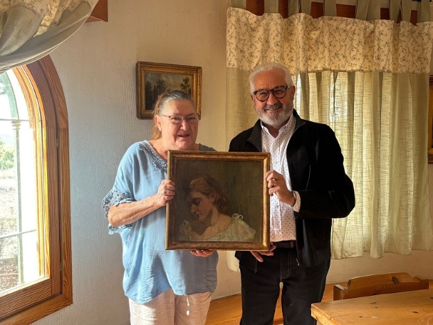 El regidor Ignacio Trelis i Marta Puente posen amb l'obra 'Estudi femení' d'Emilio Sala