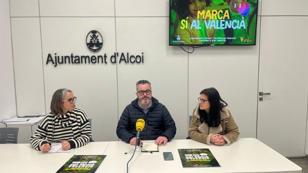 El regidor Raül Llopis; Dolors Sanchis, del Gabinet de Valencià i Rebeca Sanjuán, representant de Famílies pel Valencià en la roda de premsa