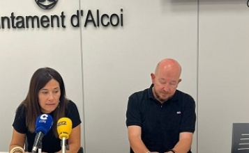 Regidora de turisme Lorena Zamorano i representant de vectalia en roda de premsa