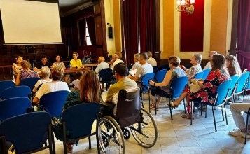 Toni Francés i Aroa Mira en el Saló de Plens durant la constitució del Consell de Participació de Gent Gran