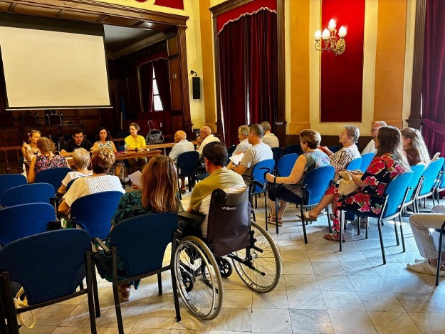 Toni Francés i Aroa Mira en el Saló de Plens durant la constitució del Consell de Participació de Gent Gran