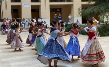 El grup de danses Carrascal ballant en les festes del barri Zona Alta