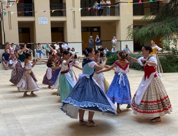 El grup de danses Carrascal ballant en les festes del barri Zona Alta