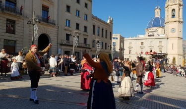 Danses a la plaça d'Espanya en l'acte de Les Pastoretes