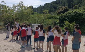 Alumnat fent una activitat ambiental a la natura