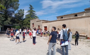 Escolars en el camp, en una activitat d'educació ambiental en Alcoi