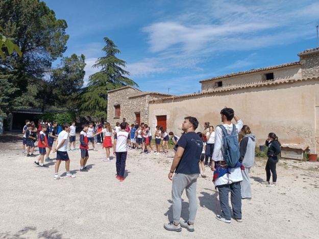 Escolares en el campo, en una actividad de educación ambiental en Alcoy