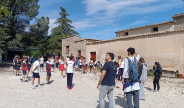 Escolares en el campo, en una actividad de educación ambiental en Alcoy