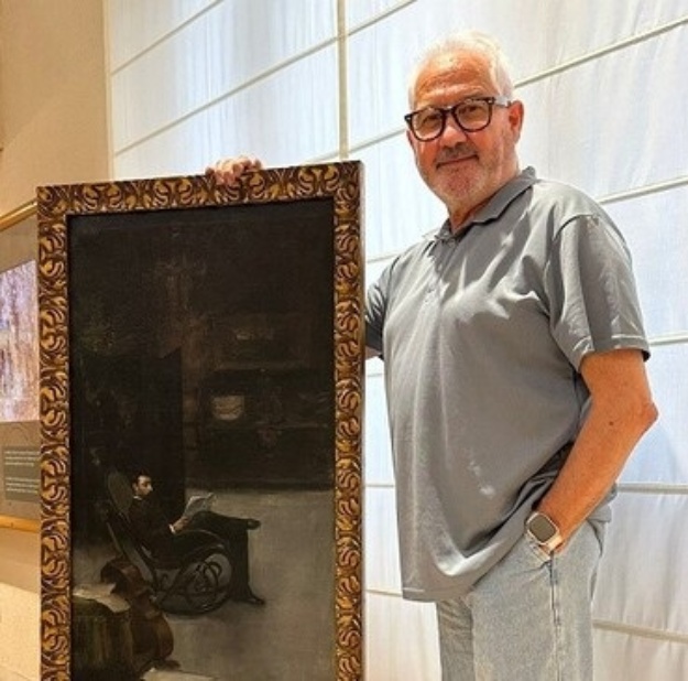 El concejal Ignacio Trelis con la obra de Cabrera