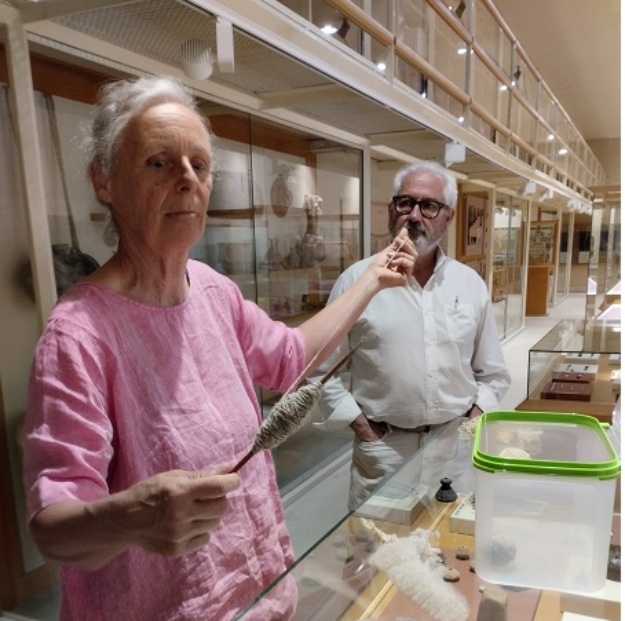 El regidor de Cultura, Ignacio Trelis i Beate Schneider en una de les sales del Museu Arqueològic d'Alcoi