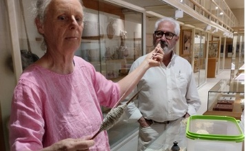 El regidor de Cultura, Ignacio Trelis i Beate Schneider en una de les sales del Museu Arqueològic d'Alcoi