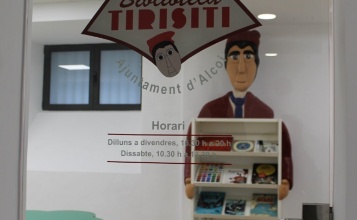 Entrada a la Biblioteca Tirisiti