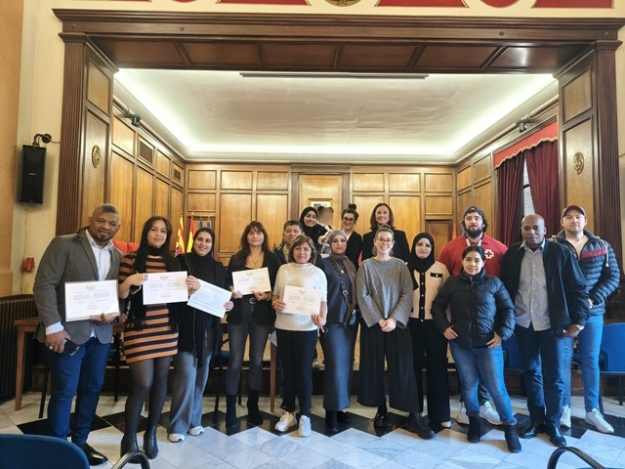 Foto de grupo en la entrega de diplomas de la 3ª Escola d'Acollida 2025