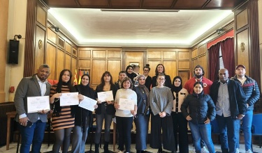 Foto de grup en el lliurament de diplomes de la 3ª Escola d'Acollida 2025