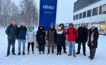 Equip docent de Formació Professional d'Alcoi i Finlàndia en l'exterior de l'escola d'FP OSAO totalment nevat