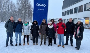 Equipo docente de Formación Profesional de Alcoy y Finlandia en el exterior de la  escuela de FP OSAO totalmente nevado